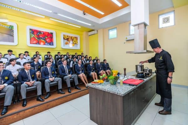 หลักสูตรวุฒิบัตร 2 ปี การโรงแรมและการท่องเที่ยว [on-campus] - Image 5