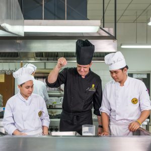 หลักสูตรประกาศนียบัตร 1 ปี การโรงแรม สาขาอาหารและเครื่องดื่ม [on-campus]