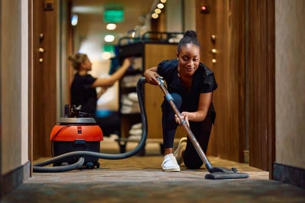 การทำความสะอาดบริเวณพื้นที่สาธารณะเเละห้องอาหาร Public Area & Outlet Cleaning