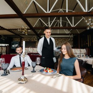 การบริการอาหารและเครื่องดื่มให้แก่ลูกค้าอย่างมีประสิทธิภาพ F&B Service for Customer