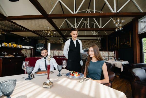 การบริการอาหารและเครื่องดื่มให้แก่ลูกค้าอย่างมีประสิทธิภาพ F&B Service for Customer